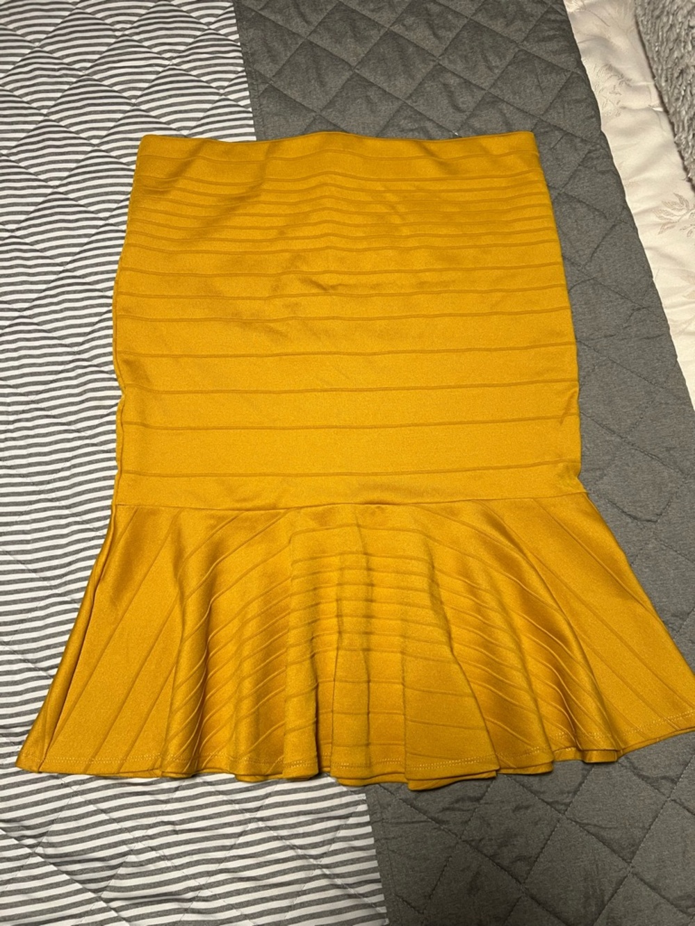 Woman’s XL Mustard Yellow Flounce Fit-&-Flare Knit Skirt